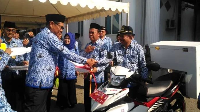 Upacara HKN, Bupati Kolaka Serahkan Bantuan Kendaraan Operasional Puskesmas