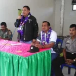 Reses, Umar Arsal Terima Keluhan Terkait Kebijakan Hutan di Desa Wantulasi HUTAN LINDUNG - Anggota DPR RI Umar Arsal sedang menyampaikan penjelasan terkait solusi atas status tanah yang menjadi keluhan masyaakat di kantor Desa Wantulasi Kecamatan Wakorumba Utara. (ZONASULTRA.COM/ IRSAN RANO)