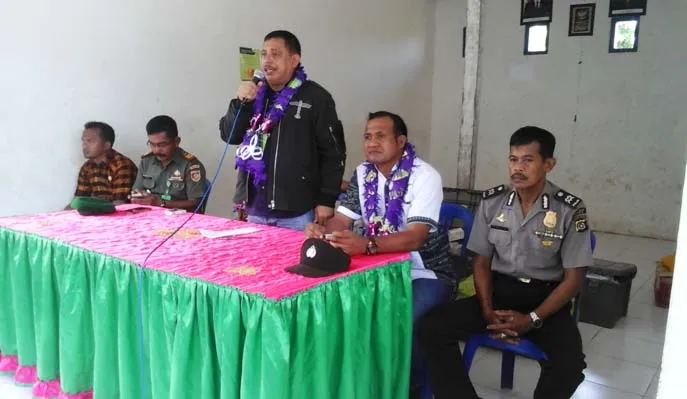 urr1 HUTAN LINDUNG - Anggota DPR RI Umar Arsal sedang menyampaikan penjelasan terkait solusi atas status tanah yang menjadi keluhan masyaakat di kantor Desa Wantulasi Kecamatan Wakorumba Utara. (ZONASULTRA.COM/ IRSAN RANO)