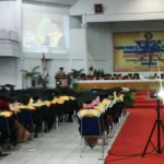 Periode Agustus-November 2016, UHO Luluskan 1.231 Wisudawan WISUDA UHO - Rektor Universitas Halu Oleo (UHO) Kendari, Sulawesi Tenggara (Sultra) Usman Rianse memberikan sambutan pada upacara wisuda UHO gelombang pertama periode Agustus-November 2016, Rabu (9/10/2016). Dalam sambutannya Usman Rianse berpesan kepada para wisudawan agar para wisudawan dapat menerapkan ilmunya pada saat berada di masyarakat, serta wisudawan juga harus bisa membawa nama besar UHO.(RAMADHAN HAFID/ZONASULTRA.COM)