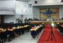 Periode Agustus-November 2016, UHO Luluskan 1.231 Wisudawan WISUDA UHO - Rektor Universitas Halu Oleo (UHO) Kendari, Sulawesi Tenggara (Sultra) Usman Rianse memberikan sambutan pada upacara wisuda UHO gelombang pertama periode Agustus-November 2016, Rabu (9/10/2016). Dalam sambutannya Usman Rianse berpesan kepada para wisudawan agar para wisudawan dapat menerapkan ilmunya pada saat berada di masyarakat, serta wisudawan juga harus bisa membawa nama besar UHO.(RAMADHAN HAFID/ZONASULTRA.COM)