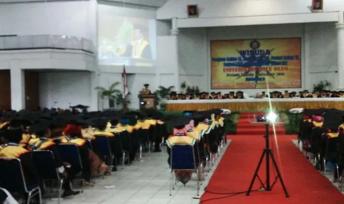 WISUDA UHO - Rektor Universitas Halu Oleo (UHO) Kendari, Sulawesi Tenggara (Sultra) Usman Rianse memberikan sambutan pada upacara wisuda UHO gelombang pertama periode Agustus-November 2016, Rabu (9/10/2016). Dalam sambutannya Usman Rianse berpesan kepada para wisudawan agar para wisudawan dapat menerapkan ilmunya pada saat berada di masyarakat, serta wisudawan juga harus bisa membawa nama besar UHO.(RAMADHAN HAFID/ZONASULTRA.COM)