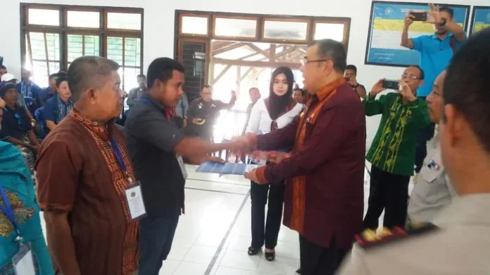 penyerahan-sertifikat-tanah-oleh-walikota-kendari Wujudkan Kendari Kota Lengkap Bersertifikat, Pemkot Serahkan 814 Sertifikat Tanah