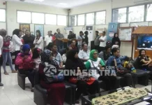 Warga Kendari Antusias Tukarkan Uang Rupiah Desain Baru Warga Kendari Antusias Tukarkan Uang Rupiah Desain Baru