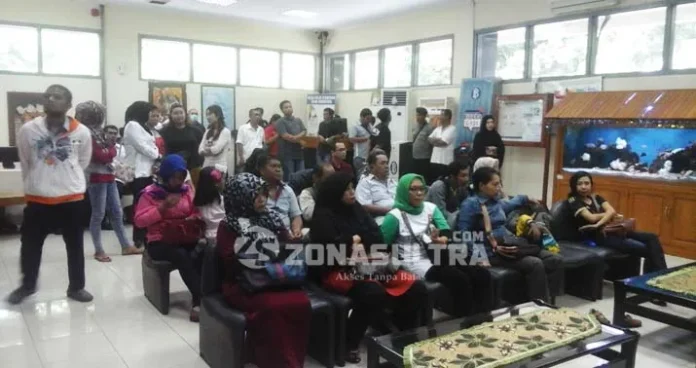 Warga Kendari Antusias Tukarkan Uang Rupiah Desain Baru