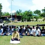 Puluhan Massa HMI Cabang Baubau Shalat Dhuha di Kantor Polisi