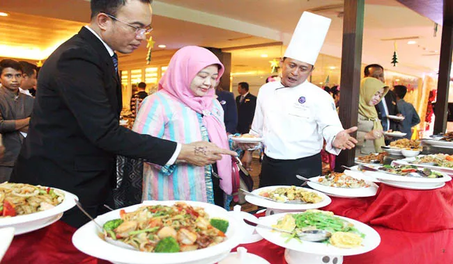 bapak_ibu_cicipi_makanan_expo_grand_clarion