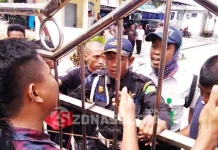 Pagar Digembok, Puluhan Pendemo Bersitegang Dengan Keamanan Kanwil Kemenag demo-kemenag2