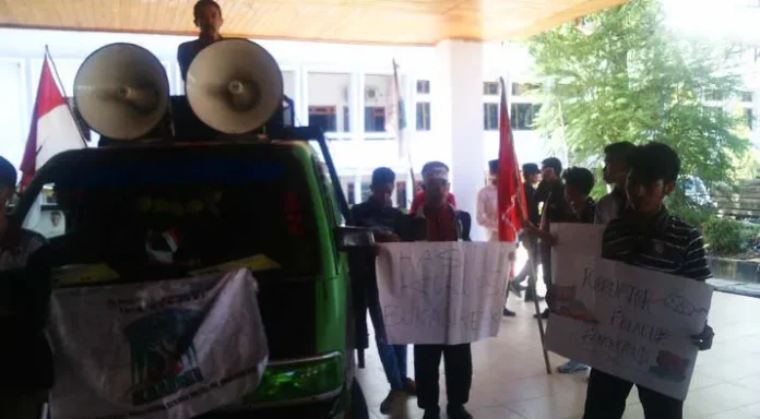 Demo Peringati Hari Anti Korupsi, Gedung DPRD Sultra Kosong
