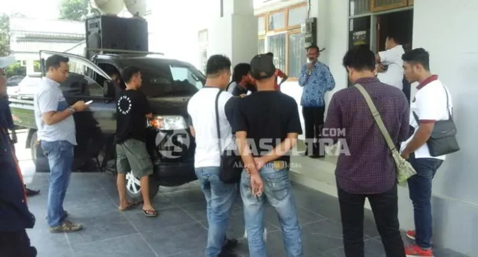 Diduga 'Mainkan' BBM Bersubsidi, Mahasiswa Laporkan SPBU Punggulaka ke ESDM Sultra