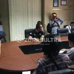Diduga TKA Ilegal, Puluhan Mahasiswa Cegat WNA di Imigrasi Kendari Diduga TKA Ilegal, Puluhan Mahasiswa Cegat WNA di Imigrasi Kendari