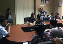 Diduga TKA Ilegal, Puluhan Mahasiswa Cegat WNA di Imigrasi Kendari Diduga TKA Ilegal, Puluhan Mahasiswa Cegat WNA di Imigrasi Kendari