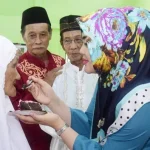 Perempuan ADP-Sul Rayakan Hari Ibu di Panti Jompo dr-siska-karina-menyuapi-seorang-nenek