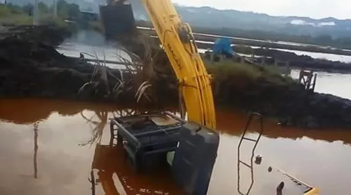 Bantuan Eskavator dari KKP Tenggelam di Empang, Kabid Perikanan Konut Diminta Tanggungjawab