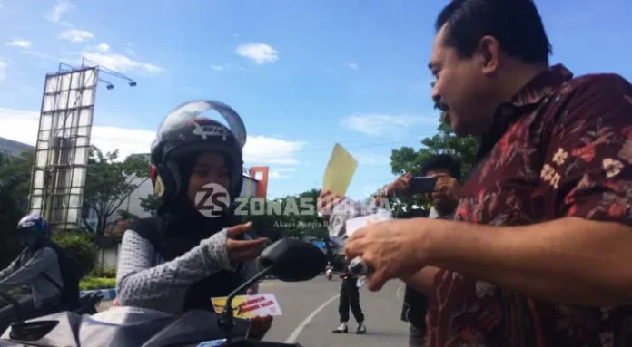 Hari Anti Korupsi, Kajati Sultra Turun Kejalan Bagi Stiker Ajakan Lawan Korupsi