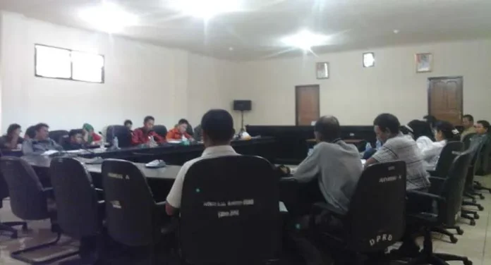 DPRD Konut Hearing Disperindagkop Soal Surat Edaran Penutupan Pasar Lambudoni