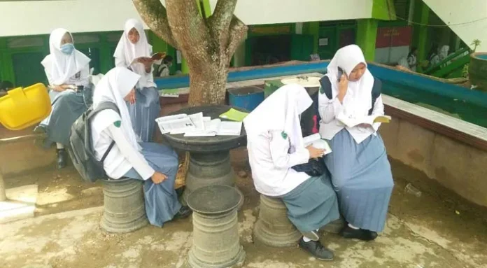 Piloting Gerakan Literasi Sekolah, SMAN 1 Kendari Gantikan Apel Pagi dengan Membaca