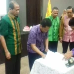 Supriadi Rustad Resmi Jadi Plt Rektor UHO Penandatanganan berita acara penyerahan jabatan yang dilakukan langsung oleh Mantan Rektor UHO Usman Rianse dan Plt Rektor UHO Supriadi Rustad di ruang rapat senat UHO, Kamis (1/12/2016) siang.(Sri Rahayu/ZONASULTRA.COM)
