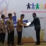 Kembangkan Kabupaten Peduli HAM, Bupati Kolaka Raih Penghargaan dari Menteri Hukum dan HAM RI Kembangkan Kabupaten Peduli HAM, Bupati Kolaka Raih Penghargaan dari Menteri Hukum dan HAM RI