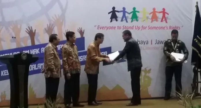 Kembangkan Kabupaten Peduli HAM, Bupati Kolaka Raih Penghargaan dari Menteri Hukum dan HAM RI