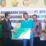 2.000 Tenaga Kerja Informal Terima Dana CSR dari Bank Sultra 2.000 Tenaga Kerja Informal Terima Dana CSR dari Bank Sultra