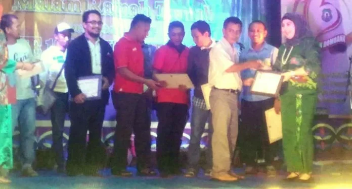 penyerahan_piagam_bombana Dukung Pengembangan Wisata di Bombana, Pj Bupati Berikan Penghargaan kepada Wartawan