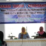 Diknas Koltim Beri Penghargaan 9 Orang Purna Bakti PNS Diknas Koltim Beri Penghargaan 9 Orang Purna Bakti PNS