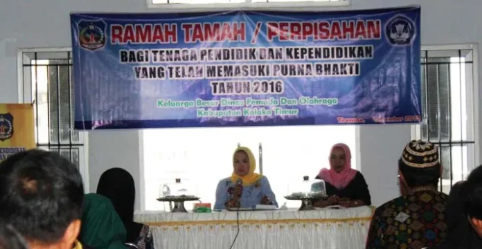 ramah_tamah_koltim Diknas Koltim Beri Penghargaan 9 Orang Purna Bakti PNS