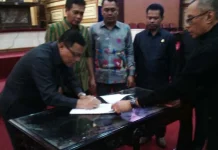 DPRD Sultra Tetapkan Dua Raperda Jadi Perda DPRD Sultra Tetapkan Dua Raperda Jadi Perda