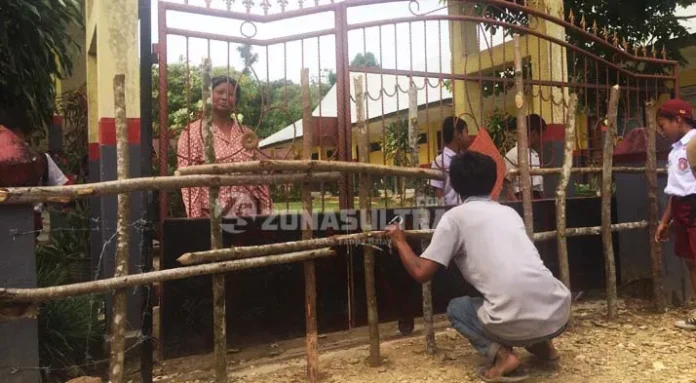 segel_sekolah Janji Tak Ditepati, Ahli Waris di Konawe Selatan Segel Sekolah