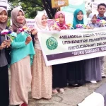 Peringati Hari Ibu, Mahasiswa UMK Bagikan Bunga pada Pengguna Jalan Peringati Hari Ibu, Mahasiswa UMK Bagikan Bunga pada Pengguna Jalan