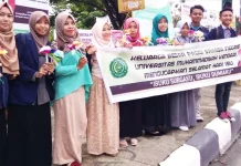 Peringati Hari Ibu, Mahasiswa UMK Bagikan Bunga pada Pengguna Jalan Peringati Hari Ibu, Mahasiswa UMK Bagikan Bunga pada Pengguna Jalan