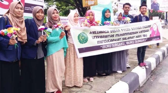 Peringati Hari Ibu, Mahasiswa UMK Bagikan Bunga pada Pengguna Jalan