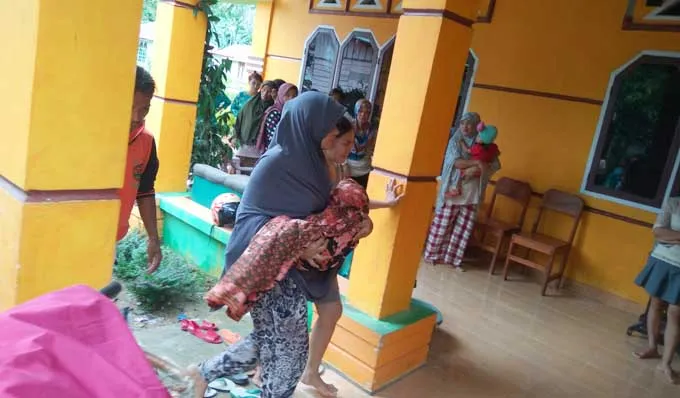 Balita Tercebur empang Balita Yang Tercebur Di Empang Orang Tuanya Meninggal