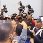 Umar Samiun Ditahan KPK, Loyalisnya Menangis Histeris Umar Samiun Ditahan KPK, Loyalisnya Menangis Histeris