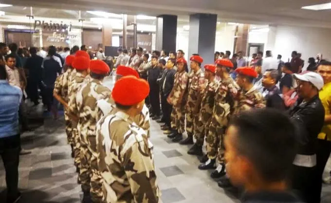 Grib Sultra2 20 Orang Anggota Satgas GRIB Sultra Kawal Tim ADP-Sul di Debat Tahap Dua