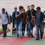 Gunawan Alias Gugun, Narapidana Terorisme ini Jalani Sisa Tahanannya di Lapas Baubau gunawan-alias-gugun-mengenakan-topi-hidam-dan-memegang-kantong-kresek-putih