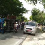 Diduga Kelebihan Muatan, Truk Pengankut Barang Terbalik Diduga Kelebihan Muatan, Truk Pengankut Barang Terbalik
