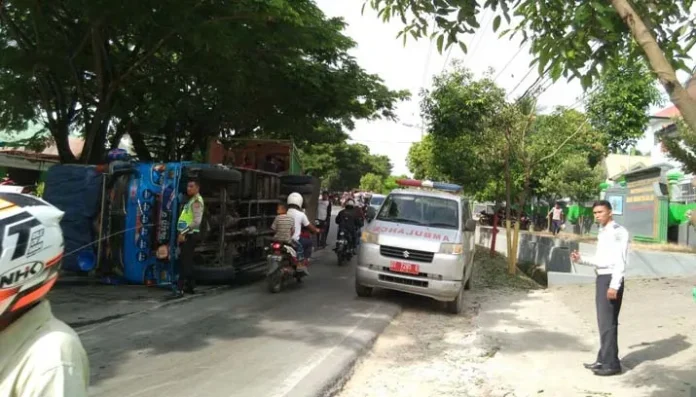 Diduga Kelebihan Muatan, Truk Pengankut Barang Terbalik