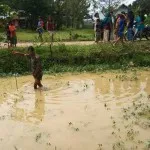 Mandi Hujan, Bocah 3 Tahun Tercebur Dalam Empang Milik Ayahnya Mandi Hujan, Bocah 3 Tahun Tercebur Dalam Empang Milik Ayahnya