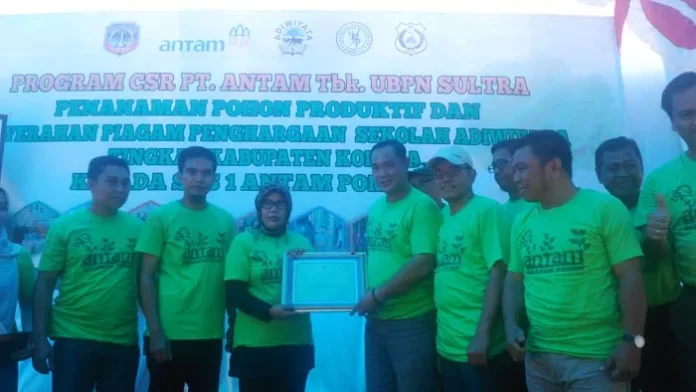 Wabup Kolaka Berikan Piagam Adiwiyata ke SD1 Antam Pomalaa