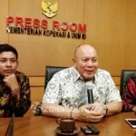 prakoso-bs-tengah-dalam-keterangan-persnya-di-gedung-kementerian-koperasi-dan-ukm