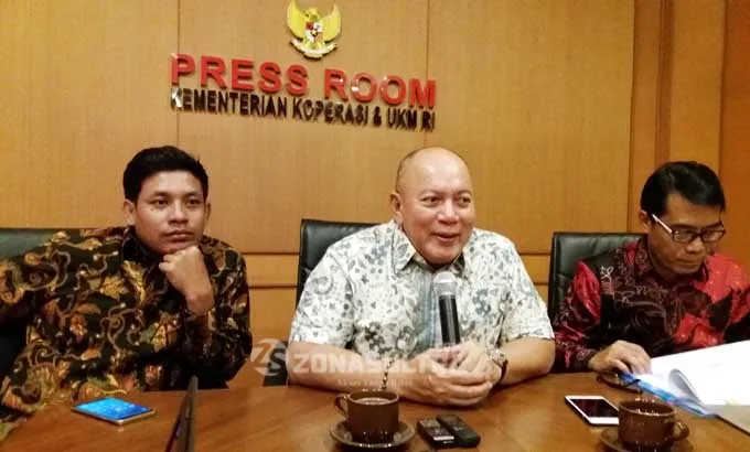 prakoso-bs-tengah-dalam-keterangan-persnya-di-gedung-kementerian-koperasi-dan-ukm
