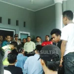 Dana Aspirasi DPRD Butur Disoroti Sekda Butur Laode Baharuddin sedang berdialog dengan massa