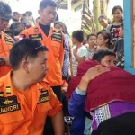 13 Jam Dicari, Nelayan Asal Batu Gong Ditemukan Selamat suasana-korban-saat-tiba-di-batu-gong-disambut-haru-oleh-keluarganya