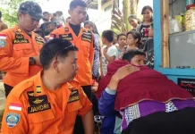 13 Jam Dicari, Nelayan Asal Batu Gong Ditemukan Selamat suasana-korban-saat-tiba-di-batu-gong-disambut-haru-oleh-keluarganya