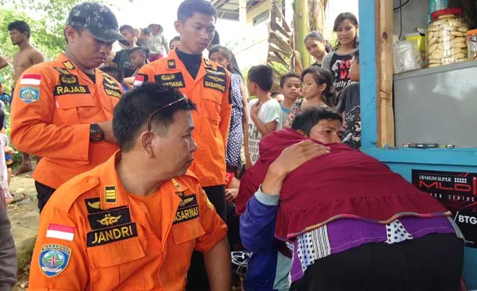 suasana-korban-saat-tiba-di-batu-gong-disambut-haru-oleh-keluarganya suasana-korban-saat-tiba-di-batu-gong-disambut-haru-oleh-keluarganya