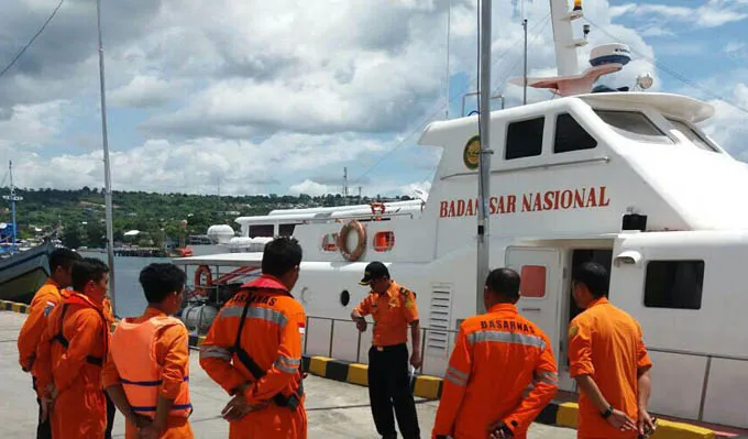 Tim SAR yang berangkat dari Pelabuhan Kendari menuju lokasi kapal mati mesin Tim SAR yang berangkat dari Pelabuhan Kendari menuju lokasi kapal mati mesin