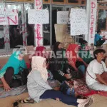 Tuntut Ganti Rugi Lahan, Ibu Ini Rela Tinggalkan Anak dan Tidur Beralaskan Terpal Tuntut Ganti Rugi Lahan, Ibu Ini Rela Tinggalkan Anak dan Tidur Beralaskan Terpal