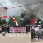 Mahasiswa Kendari Demo Tolak Pencabutan Subsidi BBM dan Kenaikan Sejumlah Tarif Mahasiswa Kendari Demo Tolak Pencabutan Subsidi BBM dan Kenaikan Sejumlah Tarif